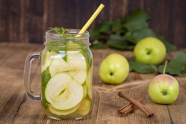 Apple, mint and cinnamon detox drink