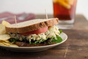 Sandwich with blue cheese and chickpeas